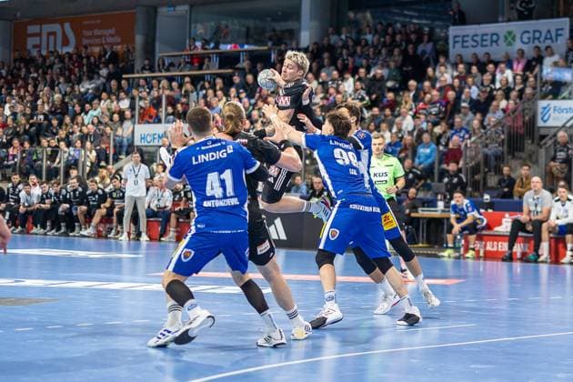 Marek Nissen HC Erlangen, 06 high in the air, Vukasin Antonijevic ThSV Eisenach, 41 , Tillmann Leu ThSV Eisenach, 99 HC Erlangen vs ThSV Eisenach, Handball, 1 Handball Bundesliga, Season 2025 2026, 11 Matchday, 08 11 2025 HC Erlangen vs ThSV Eisenach, Handball, 1 Handball Bundesliga, Season 2025 2026, 11 Matchday, 08 11 2025 Nuernberg Copyright: xEibner-Pressefoto ArdanxFuessmanx EP_AFN