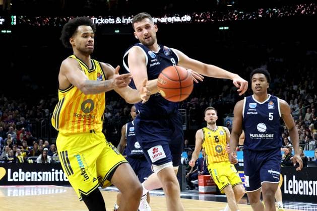 DEU, easyCredit BBL, ALBA vs SYNTAINICS MBC, 08 11 2025, Uber Arena, Berlin, DEU, easyCredit BBL, ALBA vs SYNTAINICS MBC, in the picture Norris Agbakoko ALBA Berlin 17 , Kresimir Nikic SYNTAINICS MBC 9 nordphotoxGmbHx xEngler nph00076