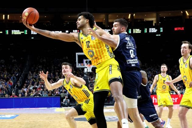 DEU, easyCredit BBL, ALBA vs SYNTAINICS MBC, 08 11 2025, Uber Arena, Berlin, DEU, easyCredit BBL, ALBA vs SYNTAINICS MBC, in the picture Norris Agbakoko ALBA Berlin 17 , JONAS MATTISSECK ALBA Berlin 9 , Kresimir Nikic SYNTAINICS MBC 9 nordphotoxGmbHx xEngler nph00076