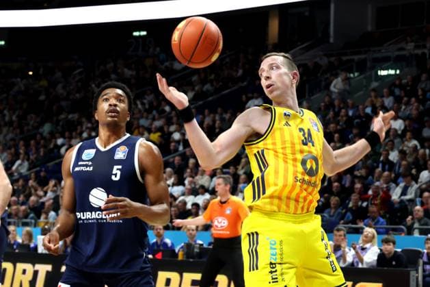 DEU, easyCredit BBL, ALBA vs SYNTAINICS MBC, 08 11 2025, Uber Arena, Berlin, DEU, easyCredit BBL, ALBA vs SYNTAINICS MBC, in the picture Justin Bean ALBA Berlin 34 , Ivan Tkatchenko SYNTAINICS MBC 5 nordphotoxGmbHx xEngler nph00076
