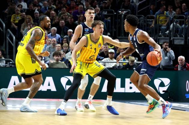 DEU, easyCredit BBL, ALBA vs SYNTAINICS MBC, 08 11 2025, Uber Arena, Berlin, DEU, easyCredit BBL, ALBA vs SYNTAINICS MBC, pictured Alex OÕConnell ALBA Berlin 3 , J Wan Roberts ALBA Berlin 13 , Ivan Tkatchenko SYNTAINICS MBC 5 nordphotoxGmbHx xEngler nph00076