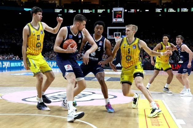 DEU, easyCredit BBL, ALBA vs SYNTAINICS MBC, 08 11 2025, Uber Arena, Berlin, DEU, easyCredit BBL, ALBA vs SYNTAINICS MBC, pictured Nevio Bennefeld ALBA Berlin 22 , Sam Griesel ALBA Berlin 5 , Kresimir Nikic SYNTAINICS MBC 9 , Ivan Tkatchenko SYNTAINICS MBC 5 nordphotoxGmbHx xEngler nph00076