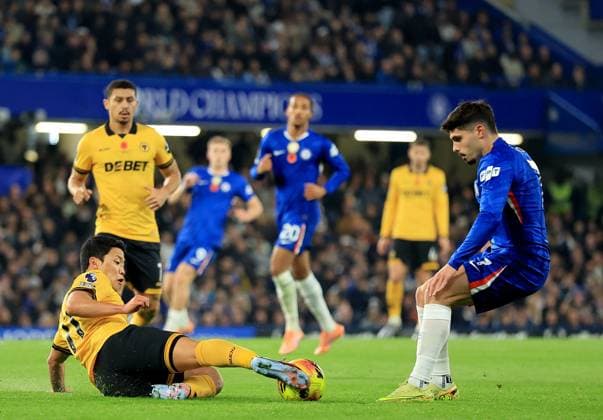 Hwang Hee-Chan of Wolverhampton Wanderers in action against Pedro Neto of Chelsea Chelsea v Wolverhampton Wanderers, Premier League, Football, Stamford Bridge, London, UK - 08 Nov 2025London Stamford Bridge United Kingdom EDITORIAL USE ONLY No use with unauthorised audio, video, data, fixture lists, club league logos or live services. Online in-match use limited to 120 images, no video emulation. No use in betting, games or single club league player publications. Copyright: xGeorgexTewkesbury Shutterstockx 15702174af