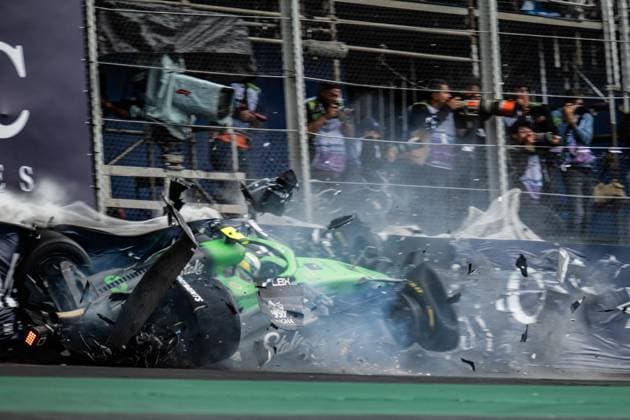 08.11.2025, Autodromo Jose Carlos Pace, Interlagos, Formula 1 MSC Cruises Grande Premio de Sao Paulo 2025 , im Bild Schwerer Unfall von Gabriel Bortoleto (BRA), Stake F1 Team Kick Sauber auf der Start-Zielgeraden, dem Fahrer ist zum Glück nichts passiert. (Photo by Hasan Bratic DeFodi Images) 08 11 2025, Autodromo Jose Carlos Pace, Interlagos, Formula 1 MSC Cruises Grande Premio de Sao Paulo 2025 , in the picture Serious accident of Gabriel Bortoleto BRA , Stake F1 Team Kick Sauber on the start straight, fortunately nothing happened to the driver Photo by Hasan Bratic DeFodi Images