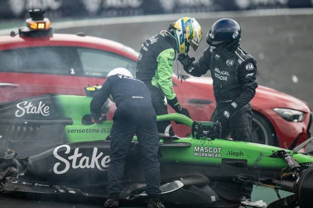 08.11.2025, Autodromo Jose Carlos Pace, Interlagos, Formula 1 MSC Cruises Grande Premio de Sao Paulo 2025 , im Bild Schwerer Unfall von Gabriel Bortoleto (BRA), Stake F1 Team Kick Sauber auf der Start-Zielgeraden, dem Fahrer ist zum Glück nichts passiert. (Photo by Hasan Bratic DeFodi Images) 08 11 2025, Autodromo Jose Carlos Pace, Interlagos, Formula 1 MSC Cruises Grande Premio de Sao Paulo 2025 , in the picture Serious accident of Gabriel Bortoleto BRA , Stake F1 Team Kick Sauber on the start straight, fortunately nothing happened to the driver Photo by Hasan Bratic DeFodi Images
