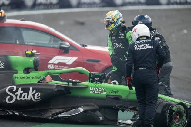08.11.2025, Autodromo Jose Carlos Pace, Interlagos, Formula 1 MSC Cruises Grande Premio de Sao Paulo 2025 , im Bild Schwerer Unfall von Gabriel Bortoleto (BRA), Stake F1 Team Kick Sauber auf der Start-Zielgeraden, dem Fahrer ist zum Glück nichts passiert. (Photo by Hasan Bratic DeFodi Images) 08 11 2025, Autodromo Jose Carlos Pace, Interlagos, Formula 1 MSC Cruises Grande Premio de Sao Paulo 2025 , in the picture Serious accident of Gabriel Bortoleto BRA , Stake F1 Team Kick Sauber on the start straight, fortunately nothing happened to the driver Photo by Hasan Bratic DeFodi Images