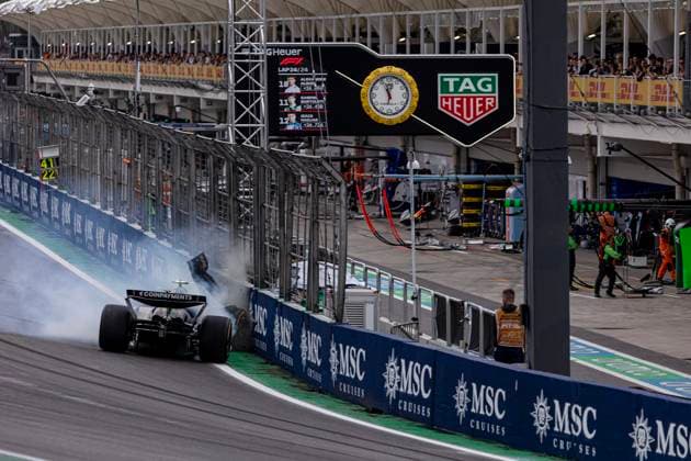 08.11.2025, Autodromo Jose Carlos Pace, Interlagos, Formula 1 MSC Cruises Grande Premio de Sao Paulo 2025 , im Bild Schwerer Unfall von Gabriel Bortoleto (BRA), Stake F1 Team Kick Sauber auf der Start-Zielgeraden, dem Fahrer ist zum Glück nichts passiert. (Photo by Hasan Bratic DeFodi Images) 08 11 2025, Autodromo Jose Carlos Pace, Interlagos, Formula 1 MSC Cruises Grande Premio de Sao Paulo 2025 , in the picture Serious accident of Gabriel Bortoleto BRA , Stake F1 Team Kick Sauber on the start straight, fortunately nothing happened to the driver Photo by Hasan Bratic DeFodi Images
