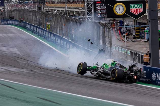 08.11.2025, Autodromo Jose Carlos Pace, Interlagos, Formula 1 MSC Cruises Grande Premio de Sao Paulo 2025 , im Bild Schwerer Unfall von Gabriel Bortoleto (BRA), Stake F1 Team Kick Sauber auf der Start-Zielgeraden, dem Fahrer ist zum Glück nichts passiert. (Photo by Hasan Bratic DeFodi Images) 08 11 2025, Autodromo Jose Carlos Pace, Interlagos, Formula 1 MSC Cruises Grande Premio de Sao Paulo 2025 , in the picture Serious accident of Gabriel Bortoleto BRA , Stake F1 Team Kick Sauber on the start straight, fortunately nothing happened to the driver Photo by Hasan Bratic DeFodi Images