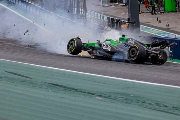 08.11.2025, Autodromo Jose Carlos Pace, Interlagos, Formula 1 MSC Cruises Grande Premio de Sao Paulo 2025 , im Bild Schwerer Unfall von Gabriel Bortoleto (BRA), Stake F1 Team Kick Sauber auf der Start-Zielgeraden, dem Fahrer ist zum Glück nichts passiert. (Photo by Hasan Bratic DeFodi Images) 08 11 2025, Autodromo Jose Carlos Pace, Interlagos, Formula 1 MSC Cruises Grande Premio de Sao Paulo 2025 , in the picture Serious accident of Gabriel Bortoleto BRA , Stake F1 Team Kick Sauber on the start straight, fortunately nothing happened to the driver Photo by Hasan Bratic DeFodi Images