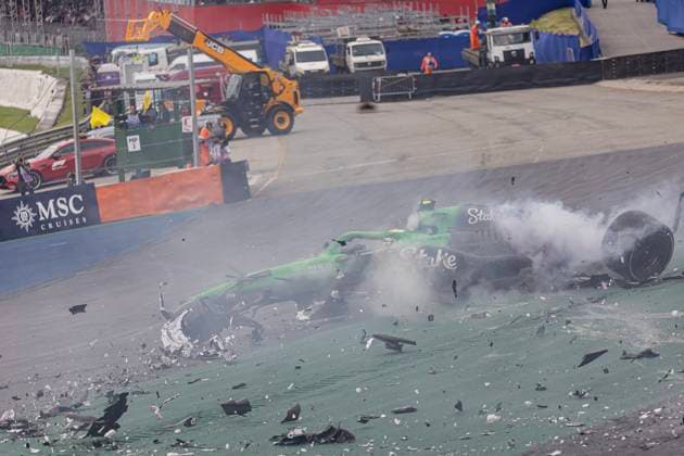 08.11.2025, Autodromo Jose Carlos Pace, Interlagos, Formula 1 MSC Cruises Grande Premio de Sao Paulo 2025 , im Bild Schwerer Unfall von Gabriel Bortoleto (BRA), Stake F1 Team Kick Sauber auf der Start-Zielgeraden, dem Fahrer ist zum Glück nichts passiert. (Photo by Hasan Bratic DeFodi Images) 08 11 2025, Autodromo Jose Carlos Pace, Interlagos, Formula 1 MSC Cruises Grande Premio de Sao Paulo 2025 , in the picture Serious accident of Gabriel Bortoleto BRA , Stake F1 Team Kick Sauber on the start straight, fortunately nothing happened to the driver Photo by Hasan Bratic DeFodi Images