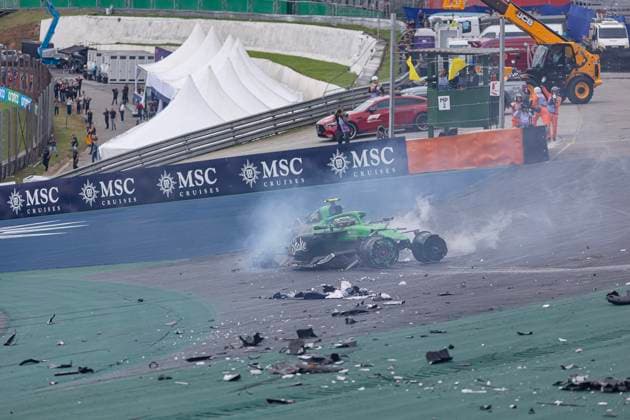 08.11.2025, Autodromo Jose Carlos Pace, Interlagos, Formula 1 MSC Cruises Grande Premio de Sao Paulo 2025 , im Bild Schwerer Unfall von Gabriel Bortoleto (BRA), Stake F1 Team Kick Sauber auf der Start-Zielgeraden, dem Fahrer ist zum Glück nichts passiert. (Photo by Hasan Bratic DeFodi Images) 08 11 2025, Autodromo Jose Carlos Pace, Interlagos, Formula 1 MSC Cruises Grande Premio de Sao Paulo 2025 , in the picture Serious accident of Gabriel Bortoleto BRA , Stake F1 Team Kick Sauber on the start straight, fortunately nothing happened to the driver Photo by Hasan Bratic DeFodi Images