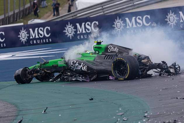 08.11.2025, Autodromo Jose Carlos Pace, Interlagos, Formula 1 MSC Cruises Grande Premio de Sao Paulo 2025 , im Bild Schwerer Unfall von Gabriel Bortoleto (BRA), Stake F1 Team Kick Sauber auf der Start-Zielgeraden, dem Fahrer ist zum Glück nichts passiert. (Photo by Hasan Bratic DeFodi Images) 08 11 2025, Autodromo Jose Carlos Pace, Interlagos, Formula 1 MSC Cruises Grande Premio de Sao Paulo 2025 , in the picture Serious accident of Gabriel Bortoleto BRA , Stake F1 Team Kick Sauber on the start straight, fortunately nothing happened to the driver Photo by Hasan Bratic DeFodi Images