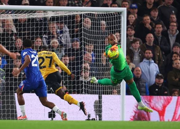 London, England, 8th November 2025. Robert Sanchez of Chelsea pushes the ball out of reach of Jean-Ricner Bellegarde of Wolverhampton Wanderers during the Chelsea vs Wolverhampton Wanderers Premier League match at Stamford Bridge, London. Picture credit should read: Paul Terry Sportimage EDITORIAL USE ONLY. No use with unauthorised audio, video, data, fixture lists, club league logos or live services. Online in-match use limited to 120 images, no video emulation. No use in betting, games or single club league player publications. SPI_007_PT_Chelsea_Wolves SPI-4272-0007