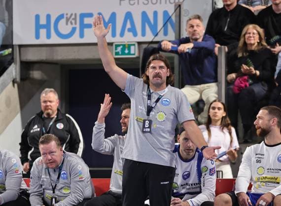 08 11 2025 Handball 1 Bundesliga DAIKIN HBL Season 2025 2026 11 Matchday HC Erlangen Metropolregion Nuremberg HCE ThSV Eisenach DaMa xdaxmax Sebastian Hinze Coach ThSV Eisenach indicates gestures directs gives instructions