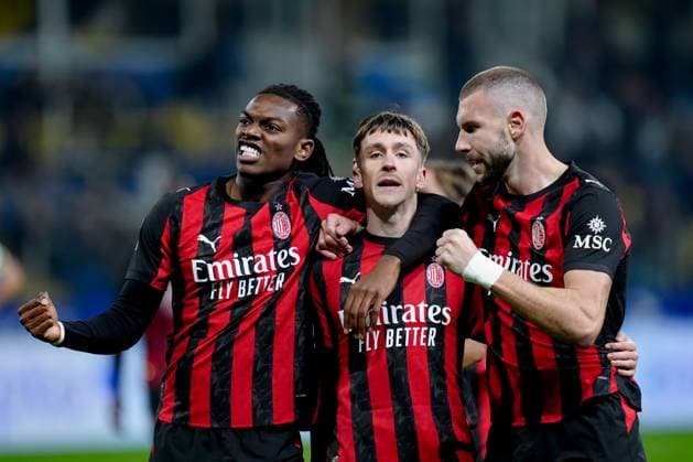 Parma Calcio 1913 v AC Milan - Serie A Enilive Alexis Saelemaekers of AC Milan celebrates after scoring first goal during the Serie A Enilive match between Parma Calcio 1903 and AC Milan at Stadio Ennio Tardini on November 8, 2025 in Parma, Italy. Parma Stadio Ennio Tardini Emilia Romagna Italy Copyright: xGiuseppexMaffiax 251108_SerieA_Parma-Milan_GM_5770