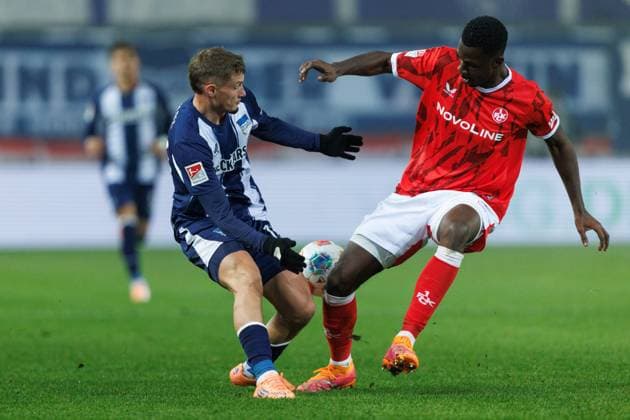 Michael Cuisance Hertha BSC Berlin in duel with Maxwell Gyamfi 1 FC Kaiserslautern , 1 FC Kaiserslautern vs Hertha BSC Berlin, Soccer, 2 Bundesliga, Matchday 12, Season 2025 2026, 08 11 2025 1 FC Kaiserslautern vs Hertha BSC Berlin, Soccer, 2 Bundesliga, Matchday 12, Season 2025 2026, 08 11 2025 Copyright: xEibner-Pressefoto AlexanderxNeisx EP_ANS