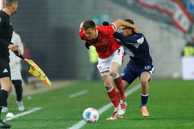Fabian Kunze 1 FC Kaiserslautern in duel with Michael Cuisance Hertha BSC Berlin , 1 FC Kaiserslautern vs Hertha BSC Berlin, Soccer, 2 Bundesliga, Matchday 12, Season 2025 2026, 08 11 2025 1 FC Kaiserslautern vs Hertha BSC Berlin, Soccer, 2 Bundesliga, Matchday 12, Season 2025 2026, 08 11 2025 Copyright: xEibner-Pressefoto AlexanderxNeisx EP_ANS