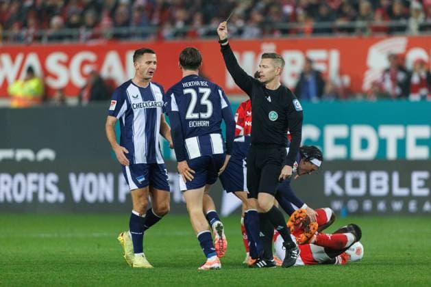 Kennet Eichhorn Hertha BSC Berlin gets the yellow card from referee Tobias Welz Wiesbaden , 1 FC Kaiserslautern vs Hertha BSC Berlin, Soccer, 2 Bundesliga, Matchday 12, Season 2025 2026, 08 11 2025 1 FC Kaiserslautern vs Hertha BSC Berlin, Soccer, 2 Bundesliga, Matchday 12, Season 2025 2026, 08 11 2025 Copyright: xEibner-Pressefoto AlexanderxNeisx EP_ANS