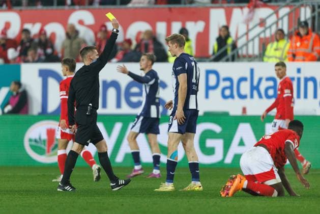 Luca Schuler Hertha BSC Berlin gets the yellow card from referee Tobias Welz Wiesbaden , 1 FC Kaiserslautern vs Hertha BSC Berlin, Soccer, 2 Bundesliga, Matchday 12, Season 2025 2026, 08 11 2025 1 FC Kaiserslautern vs Hertha BSC Berlin, Soccer, 2 Bundesliga, Matchday 12, Season 2025 2026, 08 11 2025 Copyright: xEibner-Pressefoto AlexanderxNeisx EP_ANS