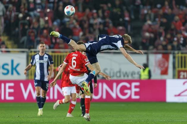Luca Schuler Hertha BSC Berlin in duel with Fabian Kunze 1 FC Kaiserslautern , 1 FC Kaiserslautern vs Hertha BSC Berlin, Soccer, 2 Bundesliga, Matchday 12, Season 2025 2026, 08 11 2025 1 FC Kaiserslautern vs Hertha BSC Berlin, Soccer, 2 Bundesliga, Matchday 12, Season 2025 2026, 08 11 2025 Copyright: xEibner-Pressefoto AlexanderxNeisx EP_ANS