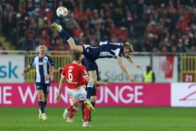 Luca Schuler Hertha BSC Berlin in duel with Fabian Kunze 1 FC Kaiserslautern , 1 FC Kaiserslautern vs Hertha BSC Berlin, Soccer, 2 Bundesliga, Matchday 12, Season 2025 2026, 08 11 2025 1 FC Kaiserslautern vs Hertha BSC Berlin, Soccer, 2 Bundesliga, Matchday 12, Season 2025 2026, 08 11 2025 Copyright: xEibner-Pressefoto AlexanderxNeisx EP_ANS