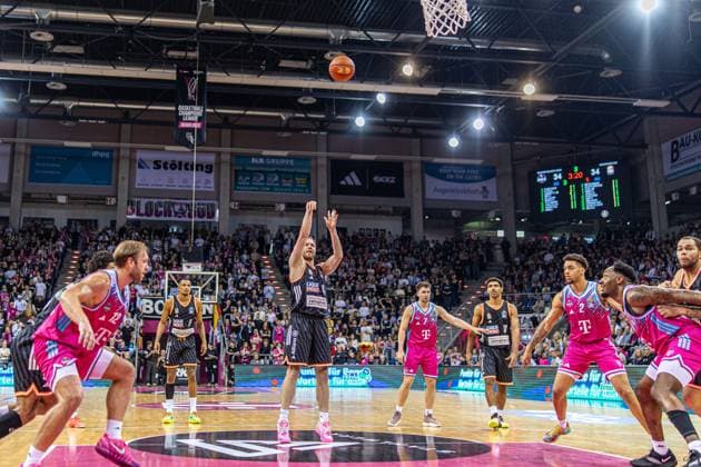 Former Bonn player Christian Sengfelder Ratiopharm Ulm, 43 free throw, Melvin Jostmann Telekom Baskets Bonn, 12 , Grayson Murphy Telekom Baskets Bonn, 07 , Nelson Weidemann Ratiopharm Ulm, 00 Alijah Comithier Telekom Baskets Bonn, 02 , Mark Smith Ratiopharm Ulm, 13 Telekom Baskets Bonn vs Ratiopharm Ulm, Basketball, easy Credit BBL, 07 Matchday, 2025 2026, 08 11 2025 Telekom Baskets Bonn vs Ratiopharm Ulm, Basketball, easy Credit BBL, 07 Matchday, 2025 2026, 08 11 2025 Bonn Copyright: xEibner-Pressefoto GerhardxWingenx EP_GWR