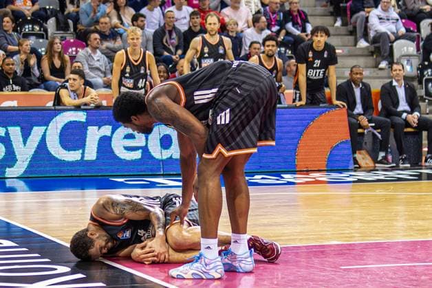 Christopher Ledlum Ratiopharm Ulm, 04 is injured on the ground and holds his knee Telekom Baskets Bonn vs Ratiopharm Ulm, Basketball, easy Credit BBL, 07 Matchday, 2025 2026, 08 11 2025 Telekom Baskets Bonn vs Ratiopharm Ulm, Basketball, easy Credit BBL, 07 Matchday, 2025 2026, 08 11 2025 Bonn Copyright: xEibner-Pressefoto GerhardxWingenx EP_GWR