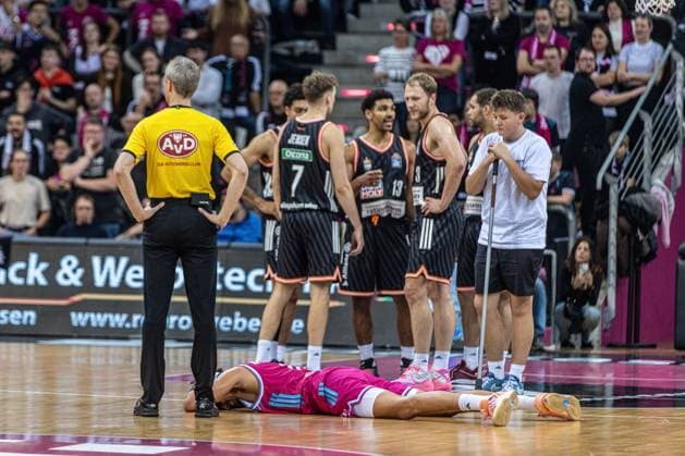 Michael Kessens Telekom Baskets Bonn, 06 is injured and lies on the ground, the players of Rationpharm Ulm look on Telekom Baskets Bonn vs Ratiopharm Ulm, Basketball, easy Credit BBL, 07 Matchday, 2025 2026, 08 11 2025 Telekom Baskets Bonn vs Ratiopharm Ulm, Basketball, easy Credit BBL, 07 Matchday, 2025 2026, 08 11 2025 Bonn Copyright: xEibner-Pressefoto GerhardxWingenx EP_GWR
