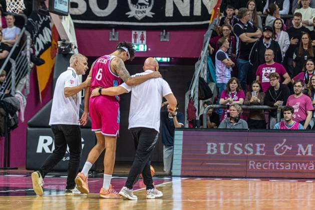 Michael Kessens Telekom Baskets Bonn, 06 is accompanied into the dressing room injured by two attendants Telekom Baskets Bonn vs Ratiopharm Ulm, Basketball, easy Credit BBL, 07 Matchday, 2025 2026, 08 11 2025 Telekom Baskets Bonn vs Ratiopharm Ulm, Basketball, easy Credit BBL, 07 Matchday, 2025 2026, 08 11 2025 Bonn Copyright: xEibner-Pressefoto GerhardxWingenx EP_GWR