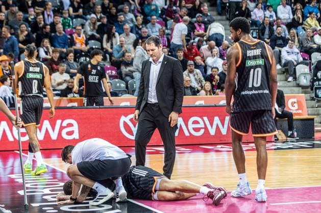 Ty Harrelson Ratiopharm Ulm, Head Coach looks after Christopher Ledlum Ratiopharm Ulm, 04 who is injured on the floor, Malik Osborne Ratiopharm Ulm, 10 Telekom Baskets Bonn vs Ratiopharm Ulm, Basketball, easy Credit BBL, 07 Matchday, 2025 2026, 08 11 2025 Telekom Baskets Bonn vs Ratiopharm Ulm, Basketball, easy Credit BBL, 07 Matchday, 2025 2026, 08 11 2025 Bonn Copyright: xEibner-Pressefoto GerhardxWingenx EP_GWR
