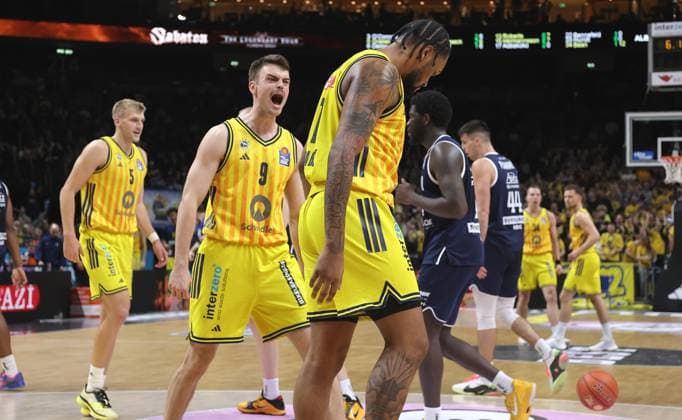 Jonas Mattisseck celebrates after a dunk by J Wan Roberts Joy Emotion Cheers Sport Basketball BBL Bundesliga Men 7 Matchday Season 2025 2026 08 11 2025 ALBA Berlin vs Syntainics MBC