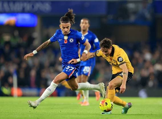 Hugo Bueno of Wolverhampton Wanderers in action against Malo Gusto of Chelsea Chelsea v Wolverhampton Wanderers, Premier League, Football, Stamford Bridge, London, UK - 08 Nov 2025London Stamford Bridge United Kingdom EDITORIAL USE ONLY No use with unauthorised audio, video, data, fixture lists, club league logos or live services. Online in-match use limited to 120 images, no video emulation. No use in betting, games or single club league player publications. Copyright: xGeorgexTewkesbury Shutterstockx 15702174ak