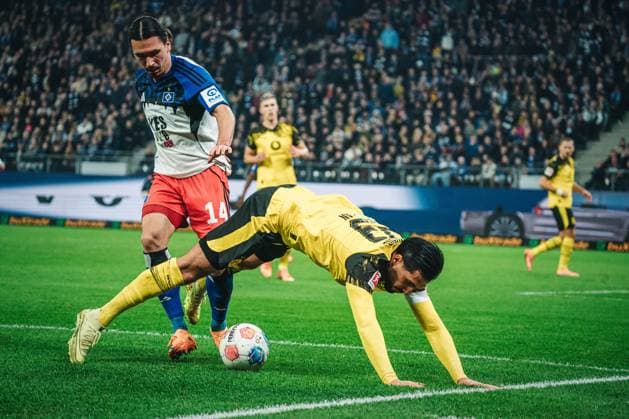 1 Bundesliga Hamburger SV vs Borussia Dortmund, 08 11 2025 Rayan Philippe Hamburger SV, 14 , Emre Can Borussia Dortmund, 23 bends over the ball 1 Bundesliga, Matchday 10 Hamburger SV vs Borussia Dortmund on 08 11 2025 at Volksparkstadion, Hamburg DFL REGULATIONS PROHIBIT ANY USE OF PHOTOGRAPHS AS IMAGE SEQUENCES AND OR QUASI VIDEO Copyright: xBEAUTIFULxSPORTS Tonhäuserx