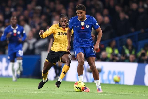 Chelsea v Wolverhampton Wanderers Premier League 08 11 2025. Jean-Ricner Bellegarde of Wolverhampton Wanderers and Wesley Fofana of Chelsea during the Premier League match between Chelsea and Wolverhampton Wanderers at Stamford Bridge, London, England on 8 November 2025. London Stamford Bridge Greater London England Editorial use only DataCo restrictions apply See www.football-dataco.com , Copyright: xPaulxPhelanx PSI-23191-0024
