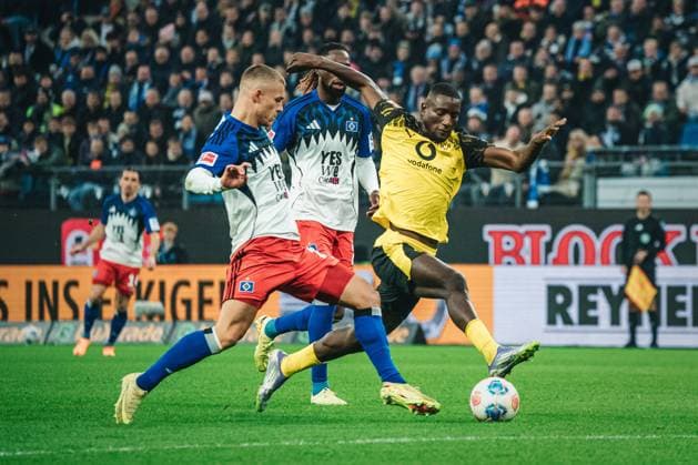 1 Bundesliga Hamburger SV vs Borussia Dortmund, 08 11 2025 Serhou Guirassy Borussia Dortmund, 9 passes Miro Muheim Hamburger SV, 28 1 Bundesliga, Matchday 10 Hamburger SV vs Borussia Dortmund on 08 11 2025 at Volksparkstadion, Hamburg DFL REGULATIONS PROHIBIT ANY USE OF PHOTOGRAPHS AS IMAGE SEQUENCES AND OR QUASI VIDEO Copyright: xBEAUTIFULxSPORTS Tonhäuserx