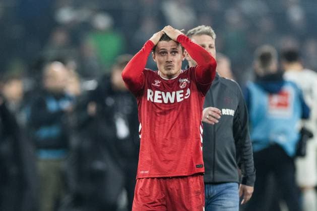 1 Soccer Bundesliga Borussia Mönchengladbach 1 FC Köln 08 11 2025 Dejected faces after the defeat, frustration Alessio Castro Montes 1 FC Köln, 17 with his hands clasped over his head 1 Soccer Bundesliga, Borussia Mönchengladbach 1 FC Köln, Mönchengladbach, BORUSSIA PARK on 08 11 2025 DFL REGULATES PROHIBIT ANY USE OF PHOTOGRAPHS AS IMAGE SEQUENCES AND OR QUASI VIDEO Copyright: xBEAUTIFULxSPORTS Wunderlx