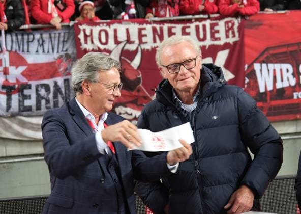 Football 2 Bundesliga Season 2025 26 1 FC Kaiserslautern 08 11 2025 Fritz Walter Stadion 1 FC Kaiserslautern fck Hertha BSC Berlin hertha Hans Peter BRIEGEL, right, is named honorary captain 1 FC Kaiserslautern