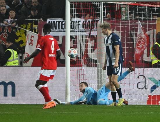 Soccer 2 Bundesliga Season 2025 26 1 FC Kaiserslautern 08 11 2025 Fritz Walter Stadion 1 FC Kaiserslautern fck Hertha BSC Berlin hertha Goalkeeper Julian KRAHL 1 FC Kaiserslautern 1 FC Kaiserslautern