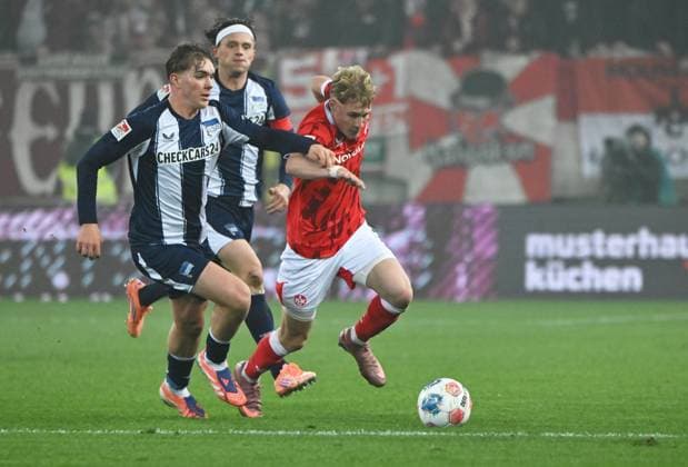 Soccer 2 Bundesliga Season 2025 26 1 FC Kaiserslautern 08 11 2025 Fritz Walter Stadion 1 FC Kaiserslautern fck Hertha BSC Berlin hertha Luca SCHULER Hertha BSC Berlin , li Mika HAAS 1 FC Kaiserslautern 1 FC Kaiserslautern