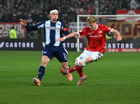 Soccer 2 Bundesliga Season 2025 26 1 FC Kaiserslautern 08 11 2025 Fritz Walter Stadion 1 FC Kaiserslautern fck Hertha BSC Berlin hertha Fabian REESE Hertha BSC Berlin , li Mika HAAS 1 FC Kaiserslautern 1 FC Kaiserslautern