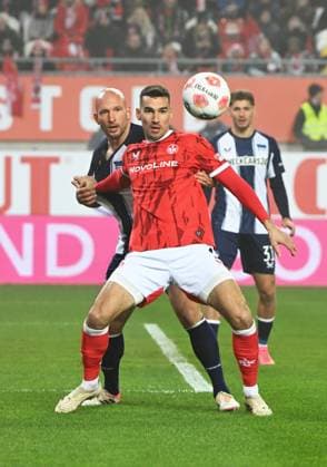 Soccer 2 Bundesliga Season 2025 26 1 FC Kaiserslautern 08 11 2025 Fritz Walter Stadion 1 FC Kaiserslautern fck Hertha BSC Berlin hertha Toni LEISTNER Hertha BSC Berlin , li Ivan PRTAJIN 1 FC Kaiserslautern 1 FC Kaiserslautern