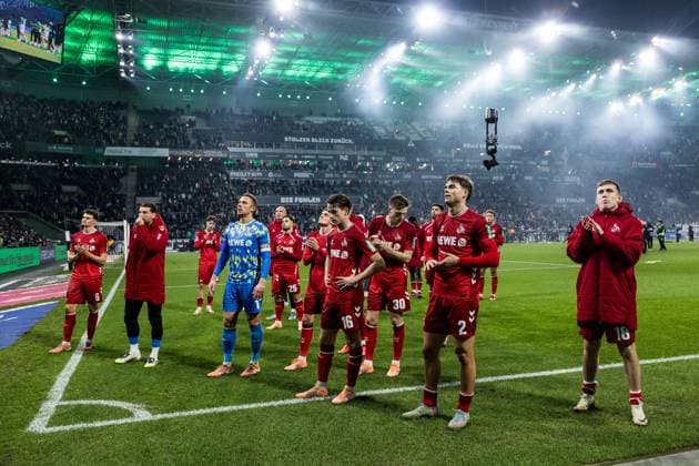 1 Bundesliga Borussia Mönchengladbach 1 FC Köln 08 11 2025 The players of 1 FC Köln thank their fans Eric Martel 1 FC Köln, 6 , Ron Robert Zieler 1 FC Köln, 20 , Marvin Schwäbe 1 FC Köln, 1 , Jakub Kaminski 1 FC Köln, 16 , Joel Schmied 1 FC Köln, 2 , Isak Johannesson 1 FC Köln, 18 1 Soccer Bundesliga, Borussia Mönchengladbach 1 FC Köln, Mönchengladbach, BORUSSIA PARK on 08 11 2025 DFL REGULATIONS PROHIBIT ANY USE OF PHOTOGRAPHS AS IMAGE SEQUENCES AND OR QUASI VIDEO Copyright: xBEAUTIFULxSPORTS Wunderlx