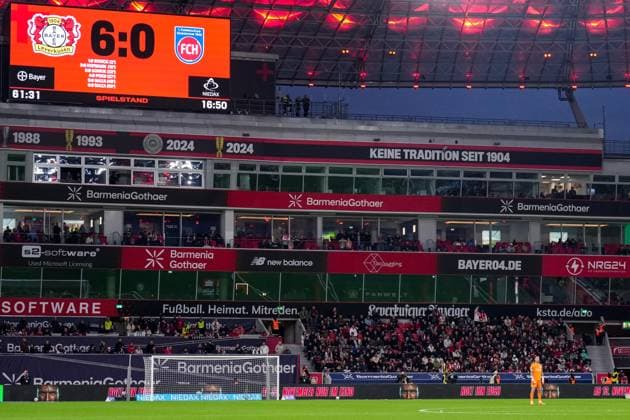 LEVERKUSEN, GERMANY - NOVEMBER 8: Bayer 04 Leverkusen goalkeeper Mark Flekken looks on while the scoreboard displays the score of 6-0 during the Bundesliga match between Bayer 04 Leverkusen and 1. FC Heidenheim 1846 at BayArena on November 8, 2025 in Leverkusen, Germany. (Photo by Rene Nijhuis) SPO  Copyright: xRenexNijhuis