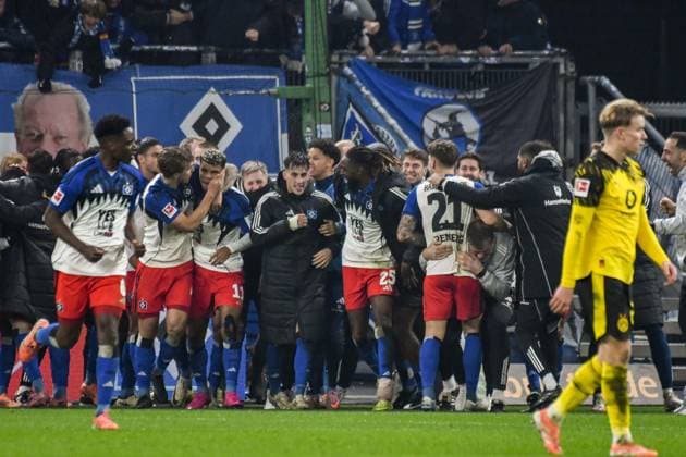 1 1 by Ransford Yeboah Königsdörffer 3 from left being celebrated by Luka Vuskovic HSV and the rest of the team Germany , Hamburg , Volksparkstadion , Football , 1 Bundesliga , Hamburger SV Borussia Dortmund