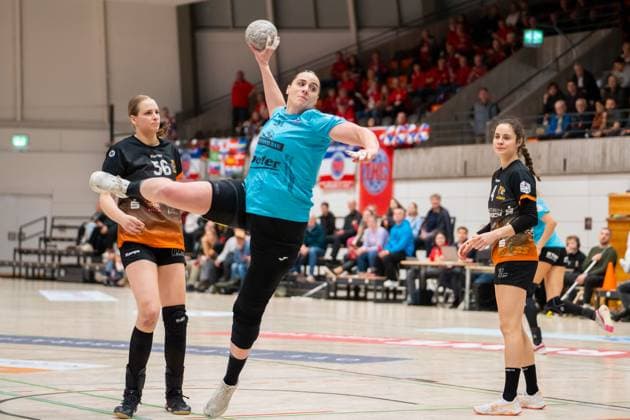 Handball I Women I Season 2025 2026 I DHB Cup I Quarter-finals I VfL Waiblingen Thüringer HC I 08 11 2025 Josefine Hanfland 57, Thüringer HC im Wurf Waiblingen Rundsporthalle Baden Württemberg Germany Copyright: xLobeca MaxxPetershansx