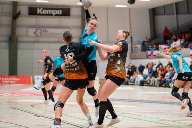 Handball I Women I Season 2025 2026 I DHB Cup I Quarter-finals I VfL Waiblingen Thüringer HC I 08 11 2025 Luca Farago 19, Thüringer HC prevails against Isabel Kattner 10, VfL Waiblingen Tigers and Kimberly Eileen Gisa 18, VfL Waiblingen Tigers Waiblingen Rundsporthalle Baden Württemberg Germany Copyright: xLobeca MaxxPetershansx