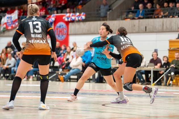 Handball I Women I Season 2025 2026 I DHB Cup I Quarter-finals I VfL Waiblingen Thüringer HC I 08 11 2025 Natsuki Aizawa 23, Thüringer HC with ball defended by Isabel Kattner 10, VfL Waiblingen Tigers Waiblingen Rundsporthalle Baden Württemberg Germany Copyright: xLobeca MaxxPetershansx