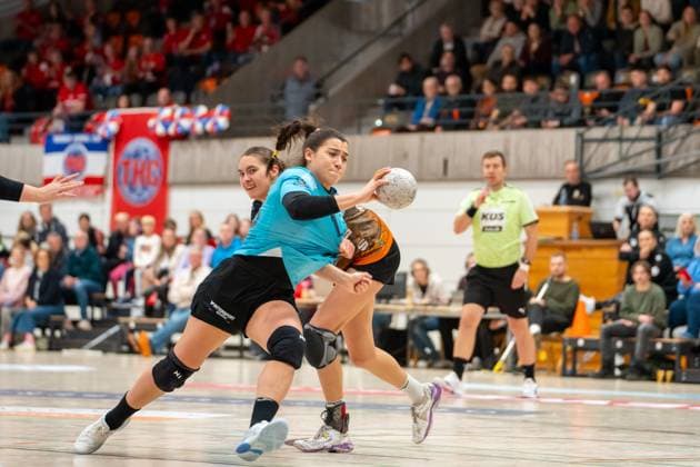 Handball I Women I Season 2025 2026 I DHB Cup I Quarter-finals I VfL Waiblingen Thüringer HC I 08 11 2025 Giulia Guariero 13, Thüringer HC with ball Waiblingen Rundsporthalle Baden Württemberg Germany Copyright: xLobeca MaxxPetershansx