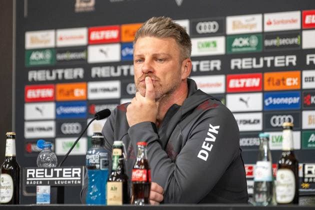 08 11 2025, Soccer 1 Bundesliga, Season 2025 2026, Matchday 10, Borussia Moenchengladbach 1 FC Koeln at Borussia Park in Moenchengladbach A thoughtful Lukas Kwasniok 1 FC Koeln, Coach at the press conference after the match Important note According to the regulations of the DFL German Football League and the DFB German Football Association, it is prohibited to to utilize or have utilized photographs taken in the stadium and or of the match in the form of sequential images and or video-like photo series Foto Kirchner Media Thomas Haesler Copyright: xKirchner-Media ThomasxHaeslerx