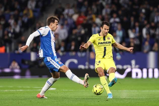 November 8, 2025, Cornella, Barcelona, SPAIN: Alfonso Pedraza of Villarreal CF and Urko Gonzalez de Zarate of RCD Espanyol in action during the Spanish league, La Liga EA Sports, football match played between RCD Espanyol and Villarreal CF at RCDE Stadium on November 08, 2025 in Cornella, Barcelona, Spain. Cornella SPAIN - ZUMAa181 20251108_zaa_a181_430 Copyright: xJavierxBorregox